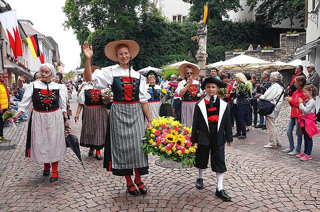 Schwyzertag: Der Umzug durch die historische Innenstadt, hier Mitglieder der Klettgauer Heimattracht, zählt zu den Höhepunkten des ...