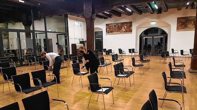 Lüften, Putzen, Programmblätter verteilen: Alle packen mit an, damit der Saal in Rekordzeit wieder von neuen Gästen betreten werden kann.