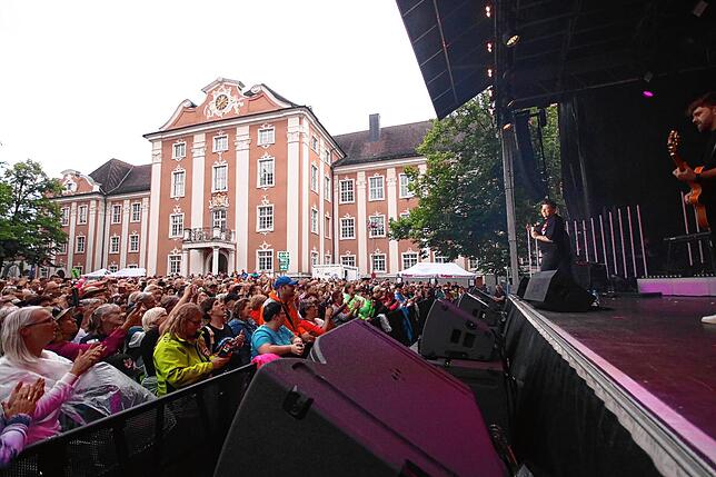Bild 15: Kerstin Ott begeistert 2200 Fans vor dem Schloss