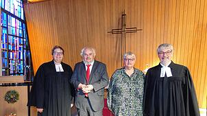 Pfarrer Wieland Bopp-Hartwig (rechts) freut sich beim Jubiläumsgottesdienst Nicole Otte-Kempf (links) als neue Pfarrerin der Waldshuter ...