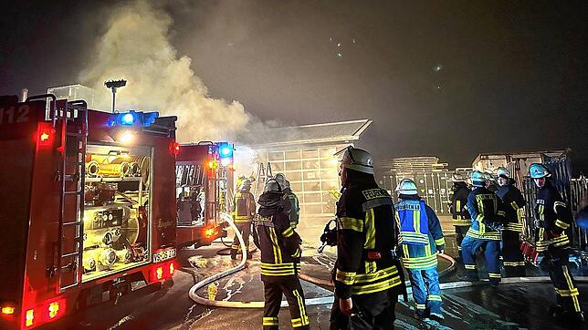 Die Feuerwehr hat am Sonntag, 29. Dezember, einen Einsatz auf dem Betriebsgelände einer Schreinerei. In einem Container sind Papier und ...