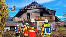 Dachstuhlbrand im Altenschwander Wohnhaus: Einsatzkräfte aus der gesamten Region waren vor Ort und löschten die Flammen.