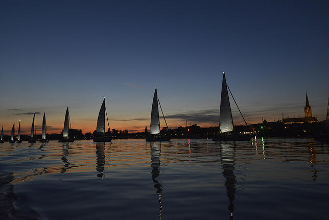 Am Montag begann das Segeldefillee etwas früher als üblich. Der Abendhimmel macht sich auf den Fotos allerdings gut. Bilder: Gerald Jarausch