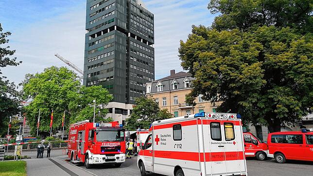 Feuerwehreinsatz und Evakuierung des Rathauses Lörrach am Dienstag, nachdem in der Poststelle ein weißes Pulver gefunden wurde.