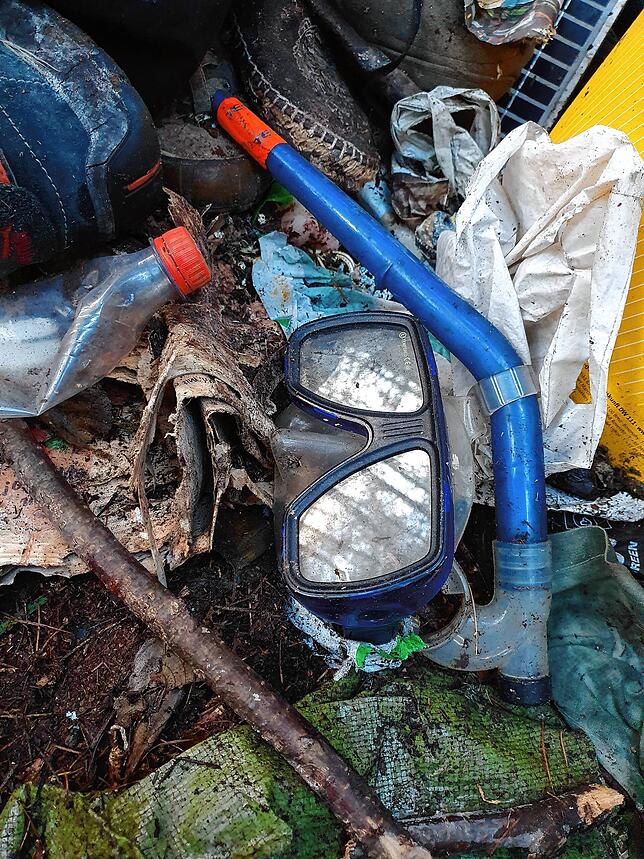 Persönliche Gegenstände des Verstorbenen, die an dem Fundort im Wald lagen.