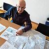 Winfried Eberhard, Geschäftsführer des Ingenieurbüros Wasser-Müller in Biberach, zeigt auf eine Gefahrenkarte für Bitzenhofen. Sein Büro ...