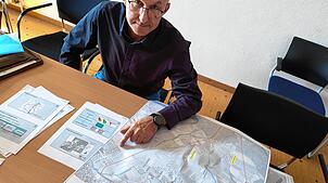 Winfried Eberhard, Geschäftsführer des Ingenieurbüros Wasser-Müller in Biberach, zeigt auf eine Gefahrenkarte für Bitzenhofen. Sein Büro ...