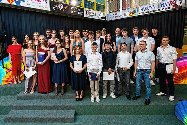 Auch diese Absolventen der Geschwister-Scholl-Schule wird dieses Foto an ihre erfolgreich zu Ende gegangene Schulzeit erinnern: Emelie ...