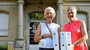 Elisabeth Horn (links) und Andrea Knorr vor dem Bauamt, wo sie die drei Ordner mit 5030 Unterschriften an Baubürgermeister Thomas ...