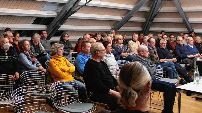 Viele Einwohner nehmen an der Informationsveranstaltung im Sitzungssaal des Rathauses teil, um sich näher über die Ermittlung der ...