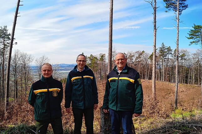 Der neue Forstrevierleiter Lorenz Maag und der Forstamtsleiter Bodenseekreis Andreas Schmid begleiten Walter Städele (von links) bei ...