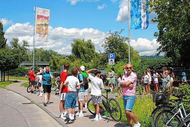 Bild 15: Fans warten vor dem Strandbad Bodman auf den FC Liverpool