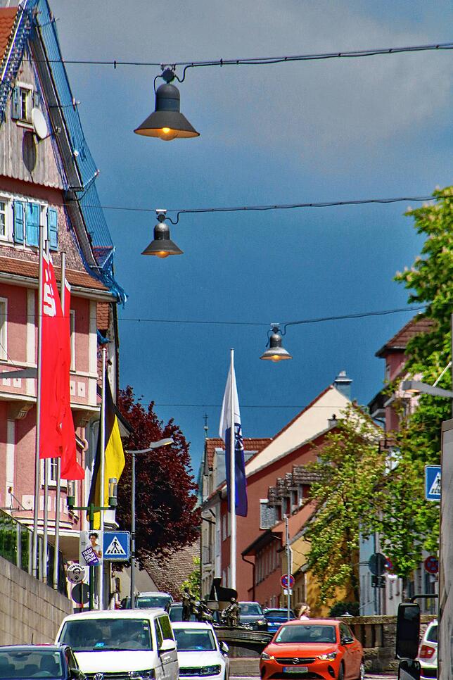 Wurden die Straßenlaternen wegen des nahenden Gewitters angeschaltet?