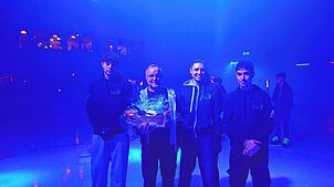 Nach 40 Jahren wird Eismeister Hubert Matt (Zweiter von links) von seinen Zöglingen verabschiedet. Gleichzeitig werden die zwei neuen ...