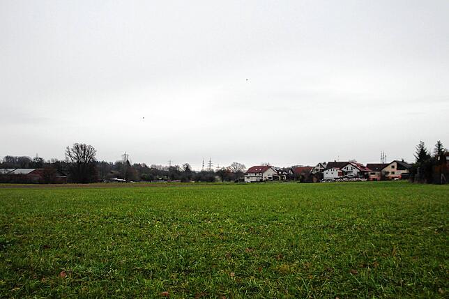 Ein Blick auf das Gelände, auf dem das Neubaugebiet Bettenäcker in Schlatt unter Krähen entstehen soll. Das Archivbild stammt von 2023.