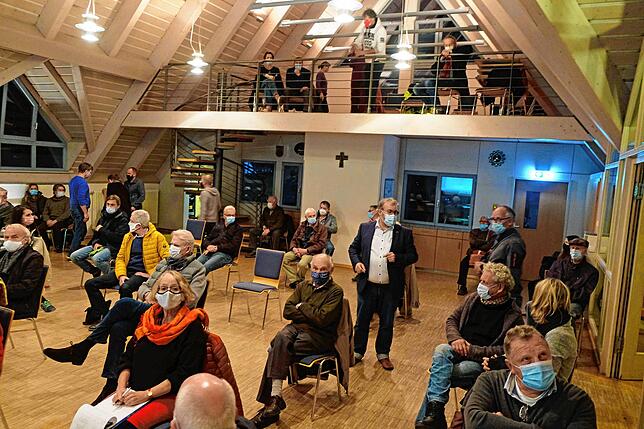Ortsvorsteher Daniel Plocher organisierte das Stühlerücken, um möglichst vielen Bürgern im Dorfgemeinschaftshaus Platz zu bieten.