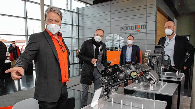 Achim Schneider, einer der Geschäftsführer bei Fondium (von links), erklärt SPD-Spitzenkandidat Andreas Stoch die Produkte des ...