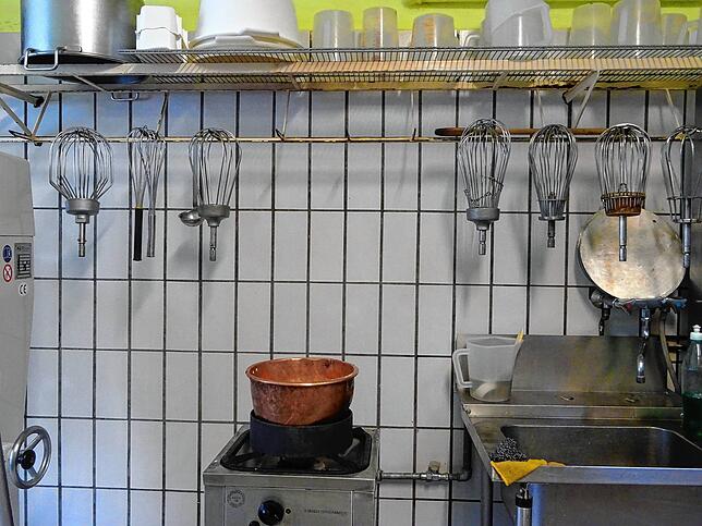 Bild 2: Diese Osterhasen schmecken süß: Wie bei Uwe Hilsenbeck Zuckerhasen entstehen
