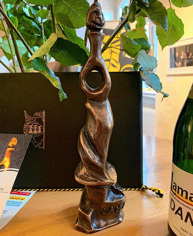 Die Trophäe wird die Protagonisten des Sommertheaters an den Gewinn des Landesamateurtheaterpreis erinnern.
