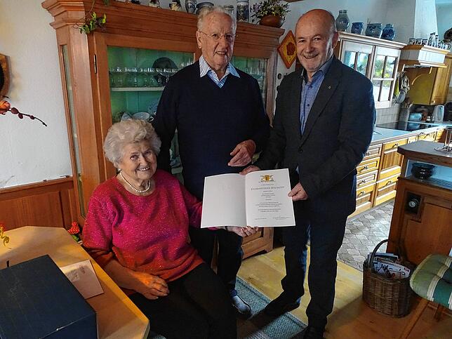 Im November 2019 feierten Renate und Manfred Graubach noch ihr diamantenes Ehejubiläum. In Vertretung des Oberbürgermeisters überbrachte ...