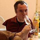 Zur Eröffnung seiner ersten Ausstellung: Sebastian Faller, der ohne Arme zeichnet, gönnt sich ein Glas Sekt.