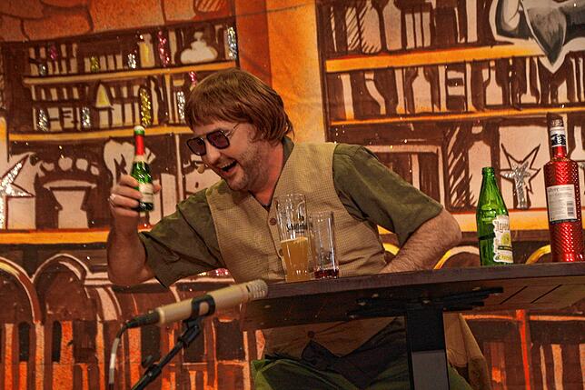 Toll gespielt: Marco Rinderspacher kann als Lehrer nur mit Alkohol die falschen Antworten der Schüler ertragen