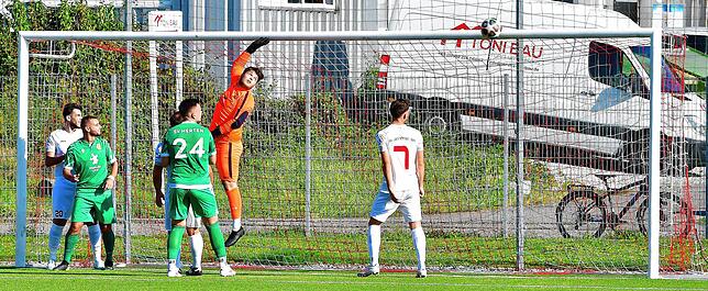 Unhaltbar: Da konnte sich Robin Merkt strecken, wie er wollte. Mit viel Effet zischte der Eckball von Julian Jäger an ihm vorbei ins ...
