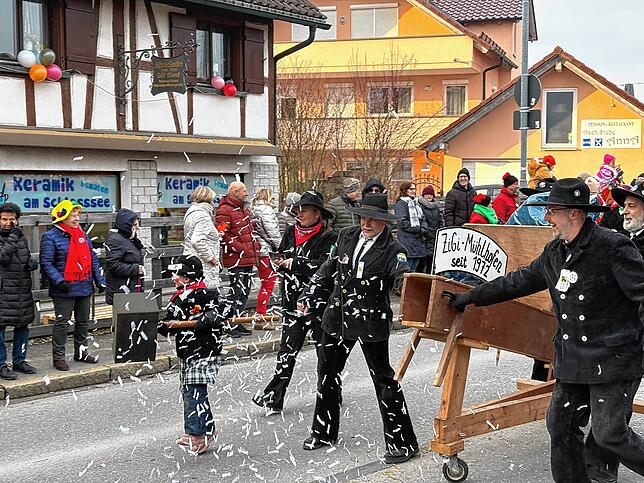Bild 3: 50. Gründungstag der Mimmenhausener Bierkärhexen: Unsere Bildergalerie vom Umzug in Mimmenhausen