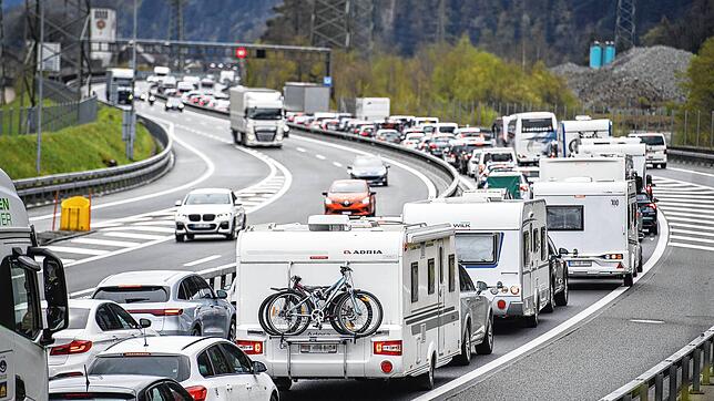 Der Reiseverkehr staut sich vor dem Gotthard Tunnel in Richtung Süden. F