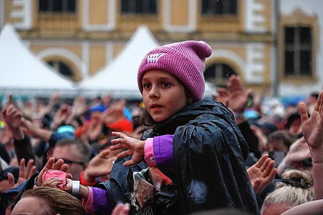Bild 2: Regenfeste Wincent-Weiss-Fans in Salem