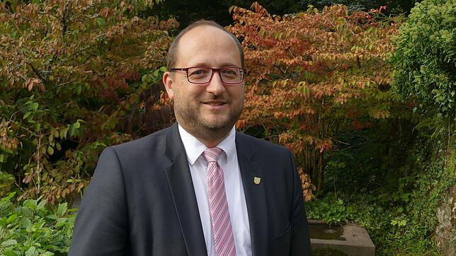 Thomas Herzog bei einem Spaziergang im Park der Zeiten anlässlich des Endes seiner Amtszeit als Oberbürgermeister Schrambergs.