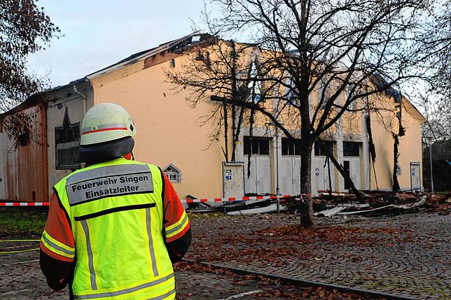 Singens Kommandant Andreas Egger an der Front der Scheffelhalle. Mit jedem Meter wird die Zerstörung deutlicher.