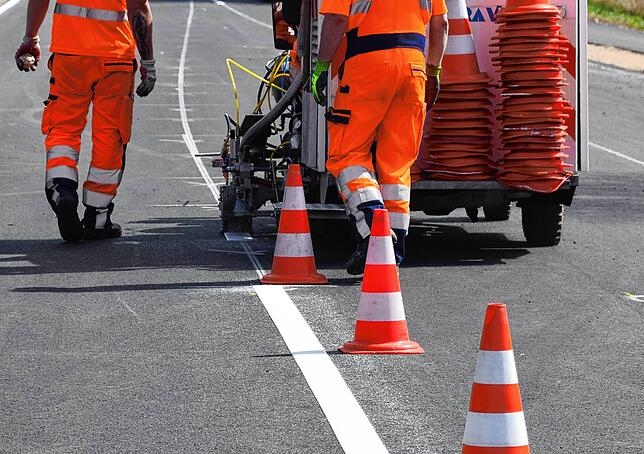 Markierungsarbeiten an der Einmündung der B34 in die Straße „An der Hurtbrücke“ Richtung Bodman.