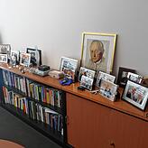 Viele Fotos – ein Bild zeigt CDU-Gründer Konrad Adenauer – zieren das Büro von Thomas Bareiß.
