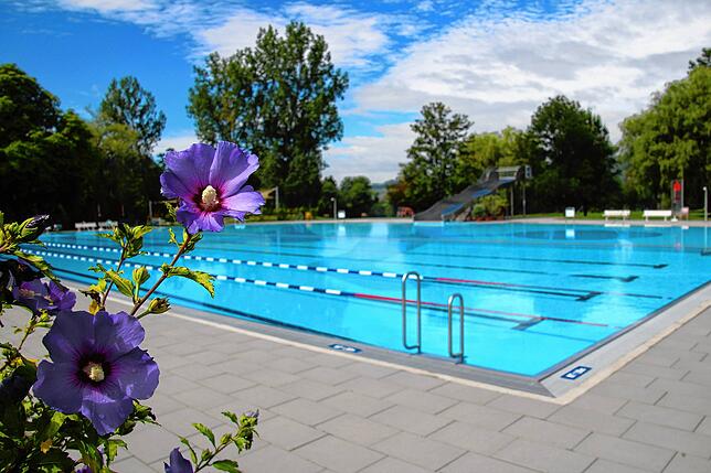 Aus der Perspektive des Badrestraurants hat man den Blick über das gesamte Schwimmbecken.
