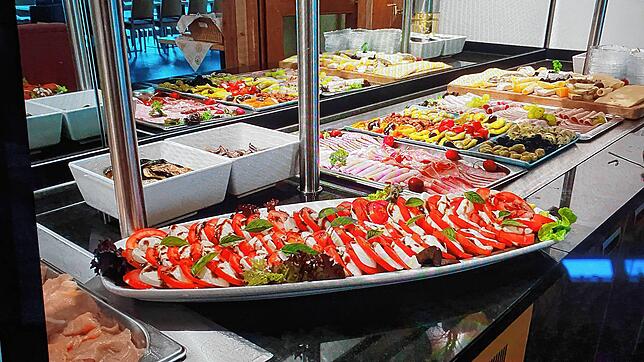 Caprese Salat, also Tomaten mit Mozzarella und Basilikum, Käse, Aufschnitt und Antipasti in Enis Sporttreff in der Waldsiedlung.