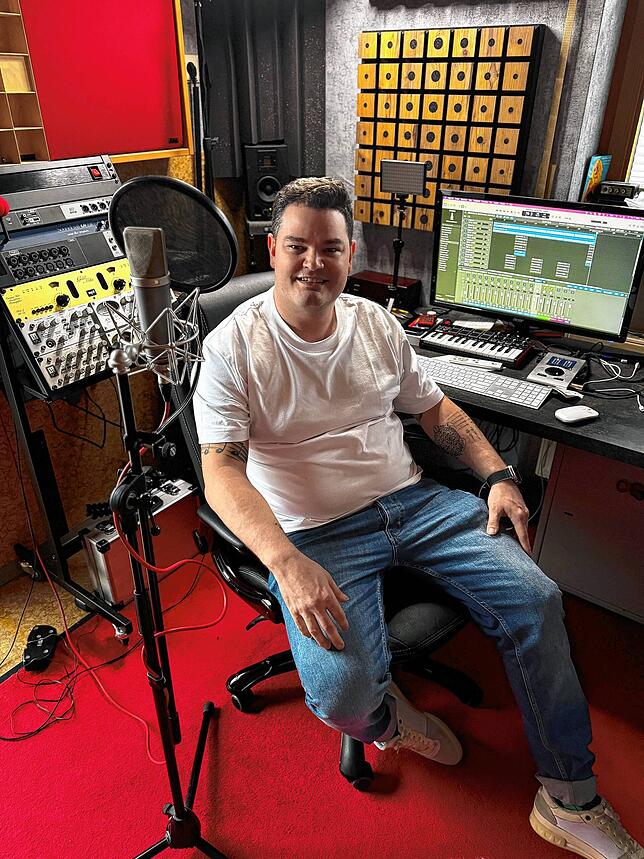 Mika Malle, alias Michael Kienzler, nimmt neue Lieder in seinem Tonstudio auf. Eine Karriere als Profi-Musiker strebt der 35-Jährige ...