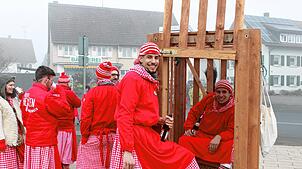 Die roten Hexen sind parat: Falls der Bürgermeister den Rathausschlüssel nicht freiwillig herausgibt, sperren sie ihn in den Wagen und ...