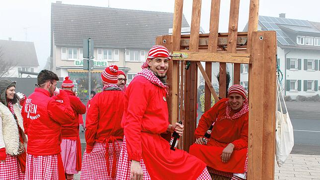 Die roten Hexen sind parat: Falls der Bürgermeister den Rathausschlüssel nicht freiwillig herausgibt, sperren sie ihn in den Wagen und ...