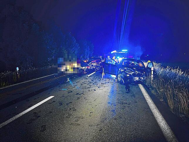 Bei einem Frontalzusammenstoß zweier Autos wurden am Samstagabend, 14. Juni, drei Personen schwer verletzt.
