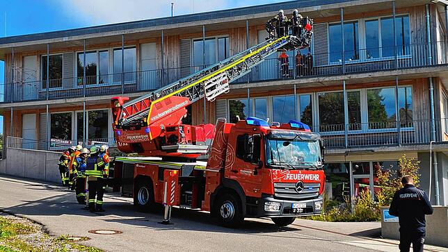 Mittels Drehleiter der Feuerwehr Todtmoos konnten die Personen auf den Balkonen gerettet werden. Besonders hier: selbst auf abschüssigem ...