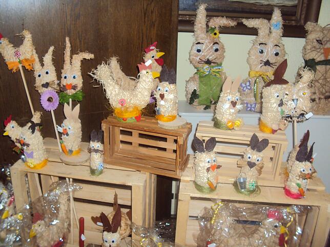 Liebevoll handgemachte Osterhasen aus Stroh, die auf ihren neuen Besitzer warten.