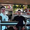 Barista Gazimend Sadiku (links) und Koch Nico Clememti stellen sich im Umami schon mal auf veränderte Arbeitsweisen ein. Gekocht wird ...