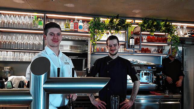 Barista Gazimend Sadiku (links) und Koch Nico Clememti stellen sich im Umami schon mal auf veränderte Arbeitsweisen ein. Gekocht wird ...