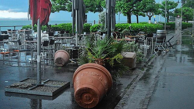 Das erste Gewitter am Mittwochabend endete so schnell, wie es begonnen hatte, hinterließ aber beispielsweise an der Uferpromenade ...