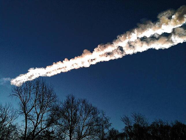 Ein Meteor in der russischen Chelyabinsk-Region zieht eine Spur am Himmel. Beim Knall in Aufen wurde auch ein Himmelskörper als Ursache ...