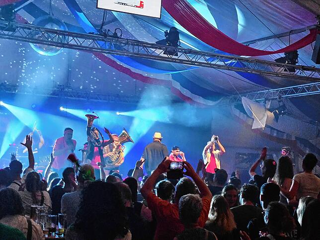 Bild 12: Chilbi 2024: Gute Laune beim Brassabend mit Brasstastisch und Brasslufthamma