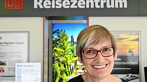 Stefanie Müller arbeitet als Mitarbeiterin im DB Reisezentrum in Überlingen. Ab Dezember führt Transdev den Schalter im Auftrag des ...