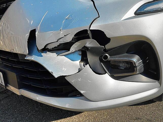 In Schaffhausen ist ein unbekanntes Fahrzeug in ein korrekt abgestelltes Auto gefahren.
