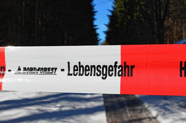 Ein Absperrband im Donaueschinger Forst: In den nächsten Wochen besteht weiterhin Gefahr aufgrund hängender und angebrochener Bäume.